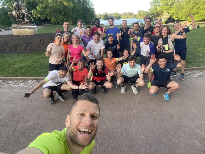Grand groupe de coureurs du club Entrep'runners réunis au parc de la Tête d'Or à Lyon