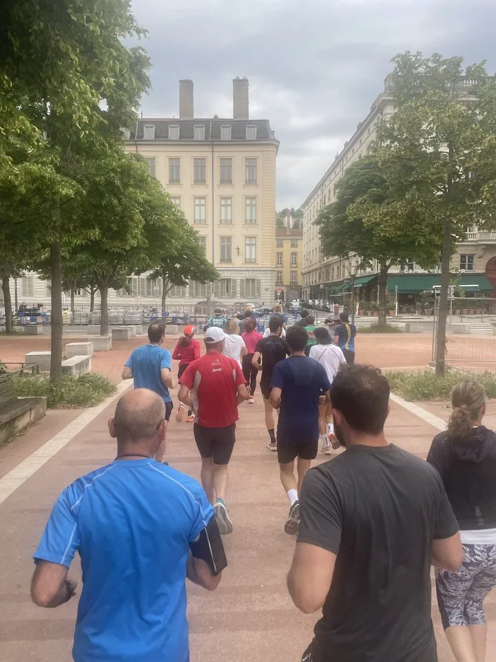 Traversée d'esplanade en peloton