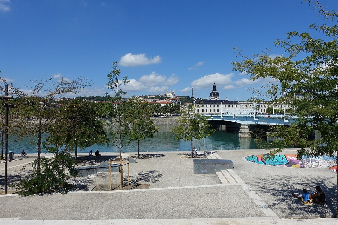 Promenade aménagée des berges du Rhône à Lyon le long des quais