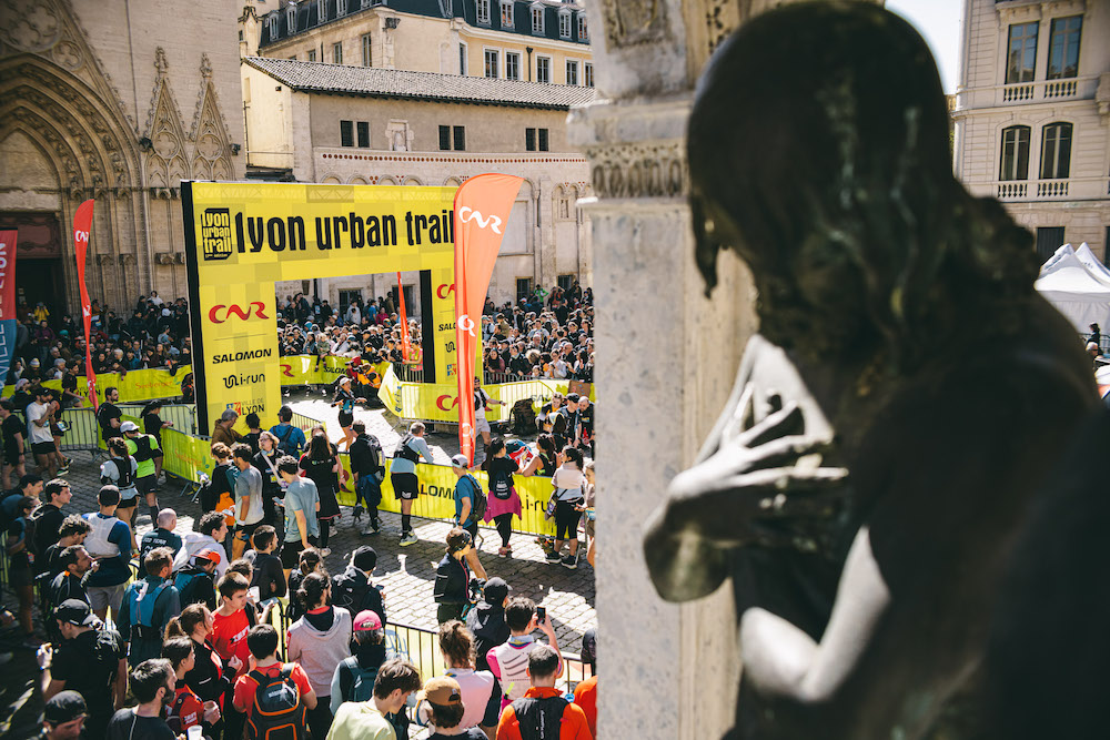 Trail runners en action sur les pavés urbains lyonnais pendant le Lyon Urban Trail 2025